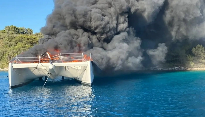 Pozar_Hvar_katamaran