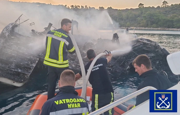 Pozar_Hvar_katamaran