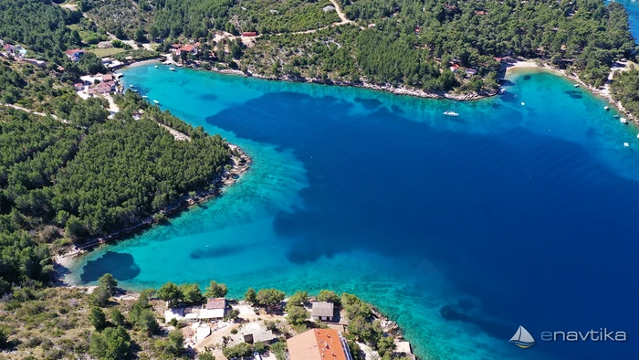 Odkrili smo izjemno lep zaliv in sidrišče ter ga posneli iz zraka