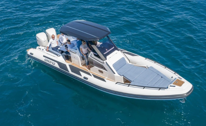 Pri Moto-Nautiki na zalogi: GRAND G980, 10-metrski RIB, ki združuje stabilnost, udobje in vrhunsko izdelavo