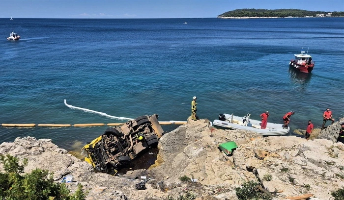 Kamion s komunalnimi odpadki padel v morje in onesnažil plaže