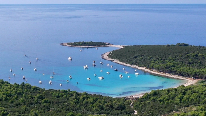 Od turkizne do safirne: plaže v najlepših odtenkih modre