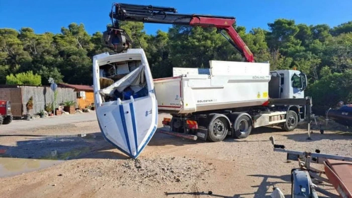 Objavljamo seznam nelegalno odloženih plovil in prikolic, ki jih bodo odstrani, nekatera v lasti Slovencev