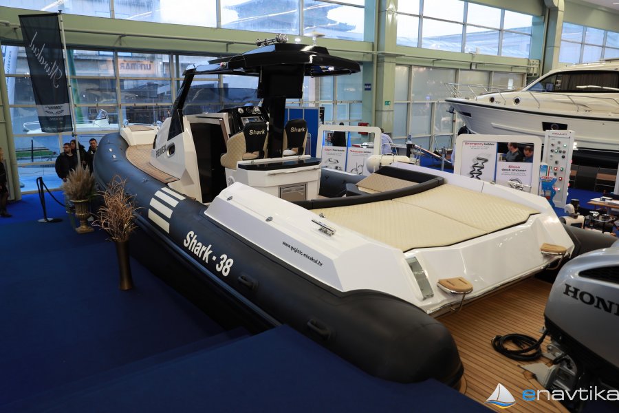 SHARK 38 HARDTOP CABIN