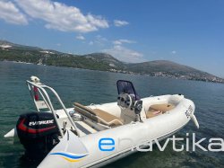Čoln v TOP stanju – NOVE tube 2024 (Hypalon) + SAMO 180h + nova prikolica.
